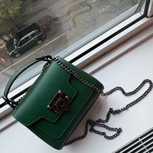 Chic Green Crossbody Bag with Chain Strap